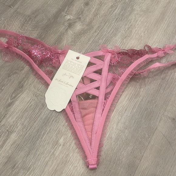 ✨ Lace Bralette and Thong Set✨ - Picture 4 of 7